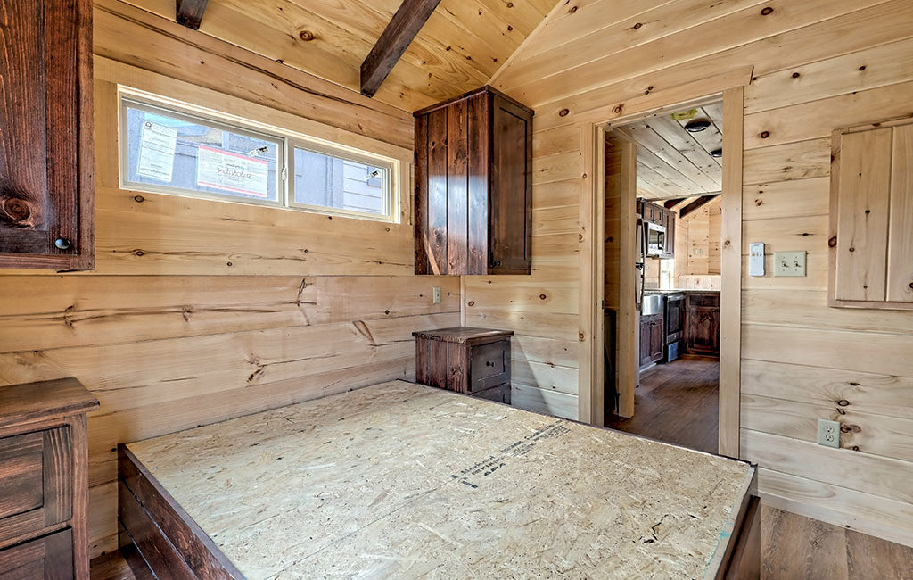 lincoln-log-cabin-us-bedroom-02