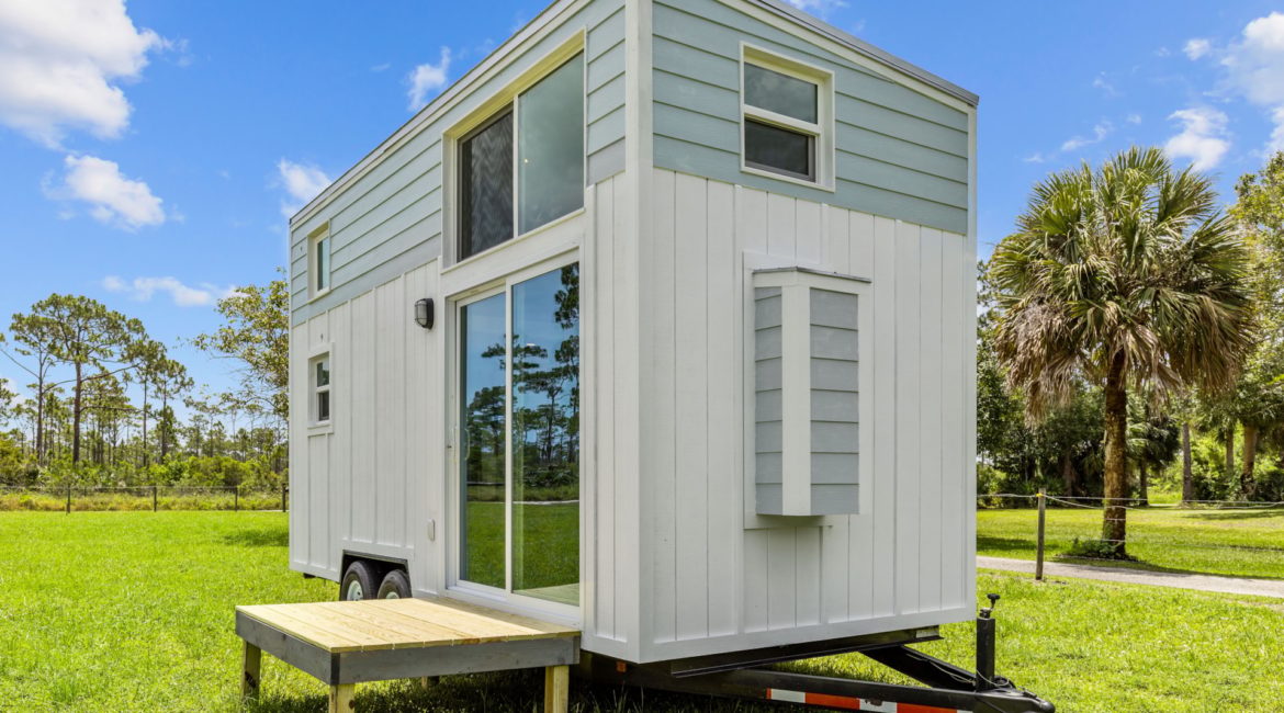 modern-cottage-tiny-home-UAFNXGKGRV-01