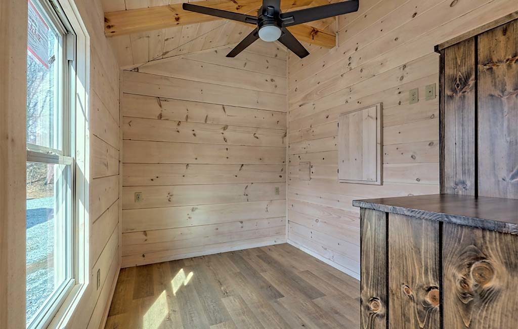 pioneer-log-cabin-bedroom-01